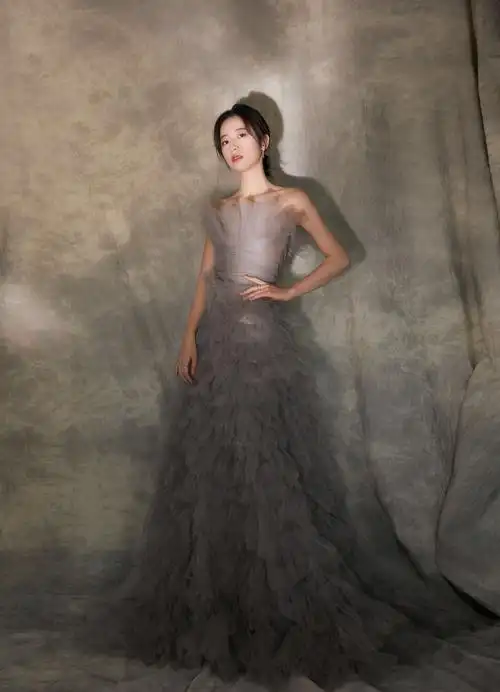 周雨彤穿礼服气质不一样,雾灰色更有格调!