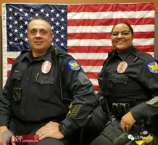 为什么美国警察这么爱用粉色手铐