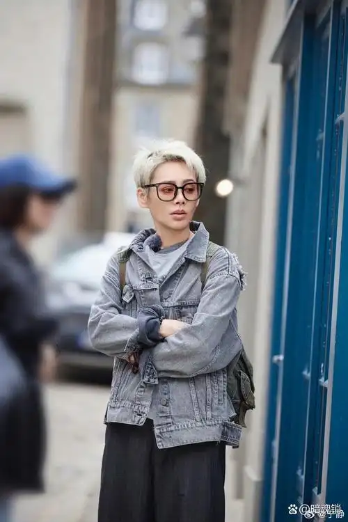 白色短发搭配墨镜,真的是太酷太飒啦.#宁静