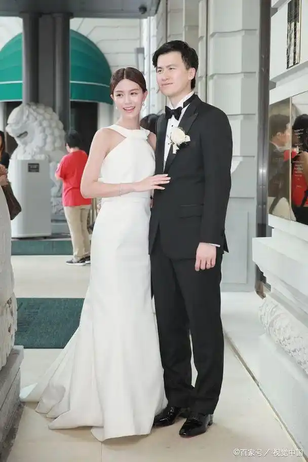 文咏珊与男友吴启楠正式注册结婚,夫妻俩碰鼻亲昵大秀恩爱!