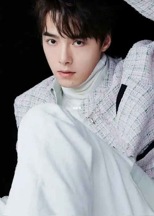 p1陈飞宇p2方逸伦陈飞宇长得真的好像好像好像方逸伦啊!