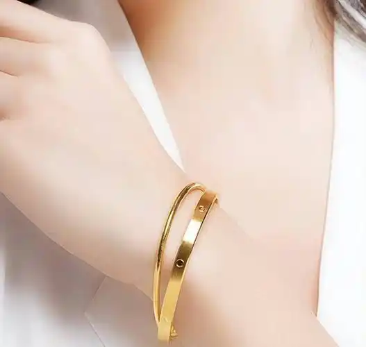 金手镯戴左手好还是右手好揭秘黄金手镯的正确佩戴方法