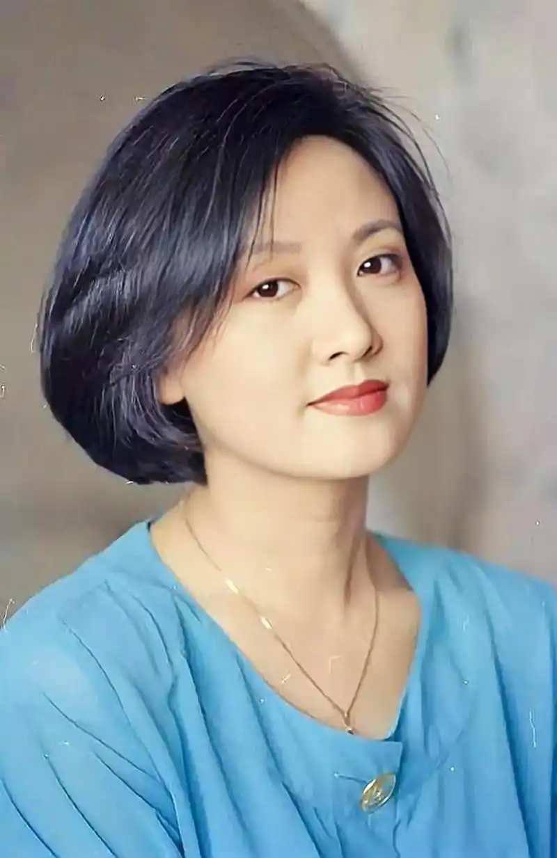 邓婕罕见老照片