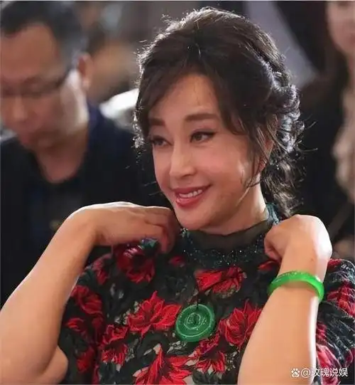 73岁刘晓庆与56岁周慧敏同框,自然之美与科技韵味差异显著!