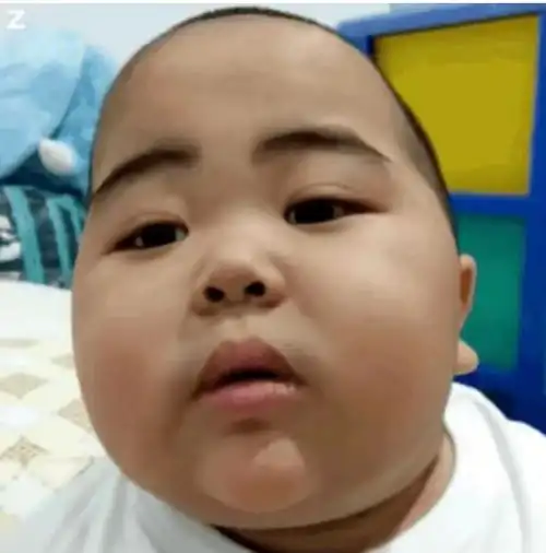 哈哈哈,太爱这个时黑时白的小胖子了#印尼小胖