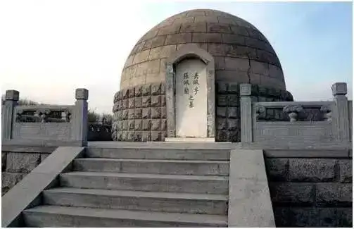 日本发动侵华战争后,多次企图拉拢吴佩孚.先是要他上台当华北傀儡