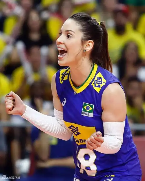 法比亚娜谢拉回归巴西女排首秀