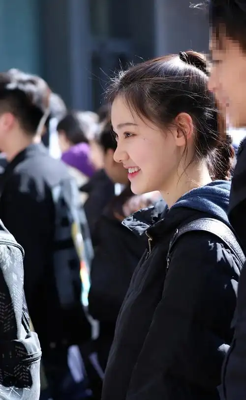 2018年3月北京电影学院艺考现场,这位女生长相甜美,清纯可人,她笑起来