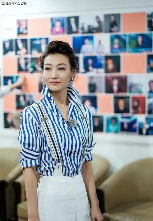 43岁李梓萌气质出众,蓝白条纹衬衫配白色背带阔腿裤,清新减龄