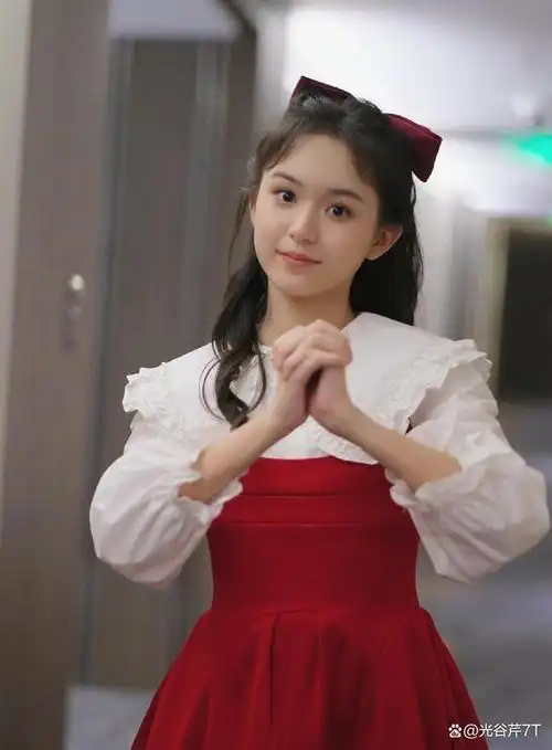 照片中,刘楚恬长发飘飘,穿着简单的衣服,展现出青春的气息.