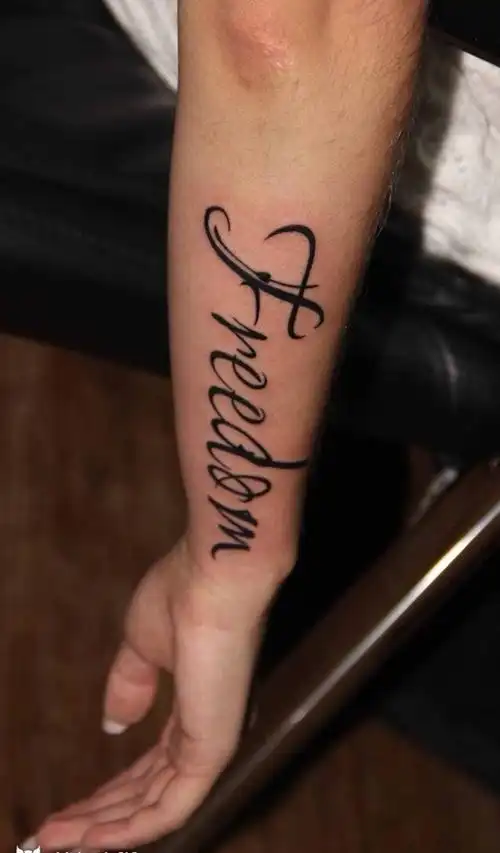 手臂字母纹身图片