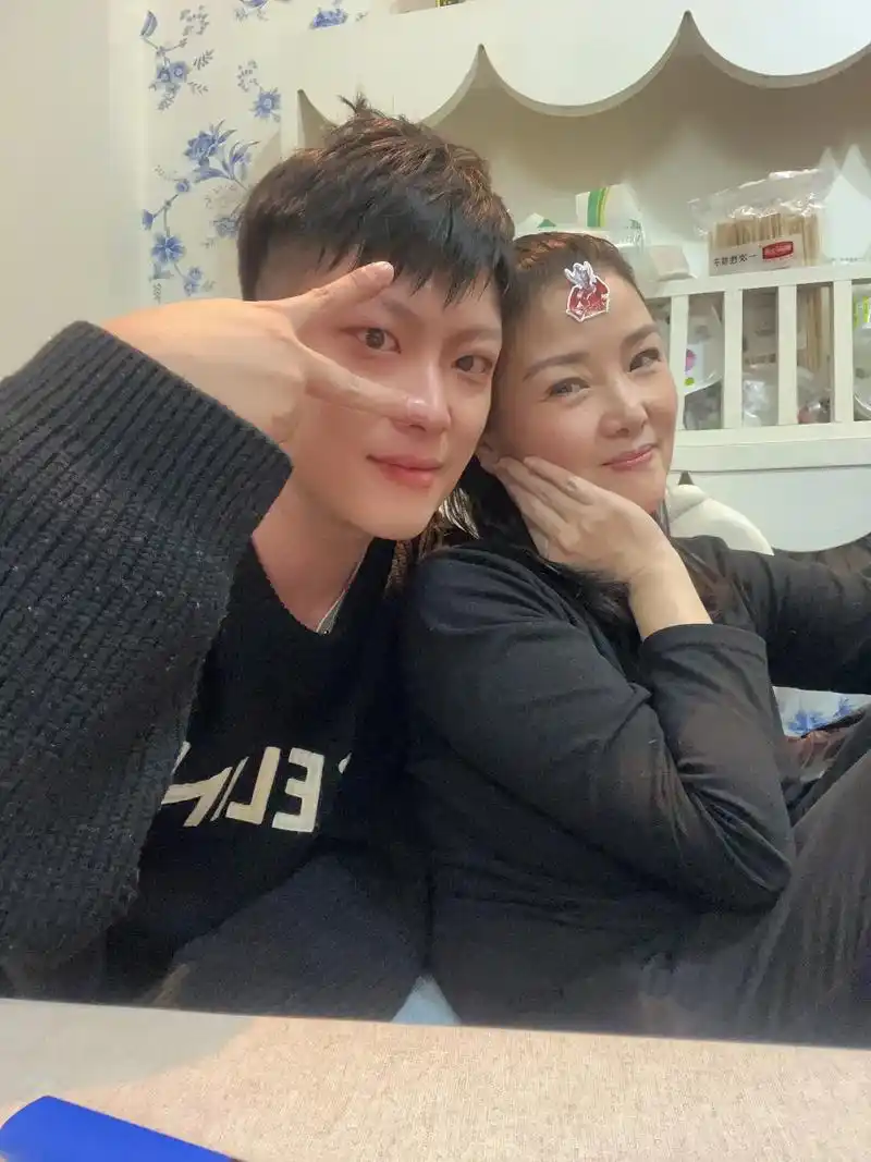 大年三十 喝醉和妈妈的自拍.