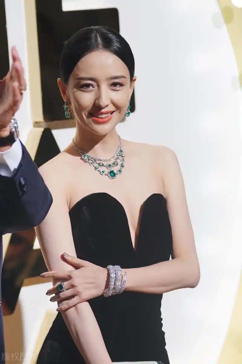 陈思诚老婆佟丽娅 她确实很漂亮