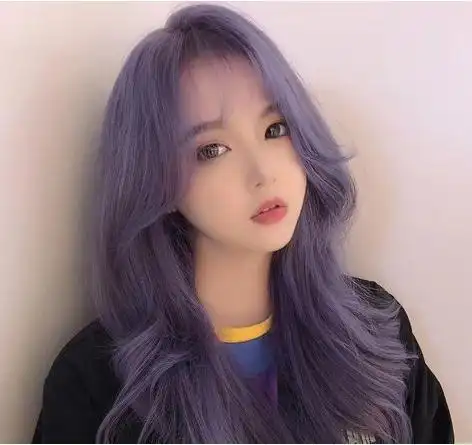 女生空气刘海葡萄紫色的烫发发型,少发量烫发发型会将发根的头发,做的