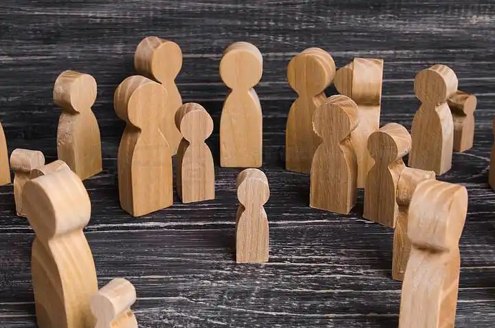 一群木头人围着一个迷路的孩子.失去双亲的父母都是小孩子.