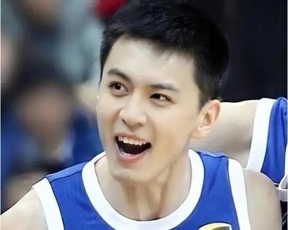 帅气篮球教练杨鸣陷入漩涡妻子发16字动态令人遐想网友炸锅