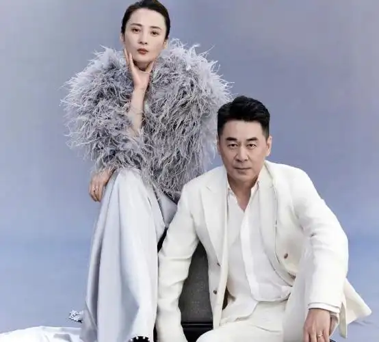 47岁蒋勤勤520晒与老公合照网友调侃像父女结婚17年依旧恩爱