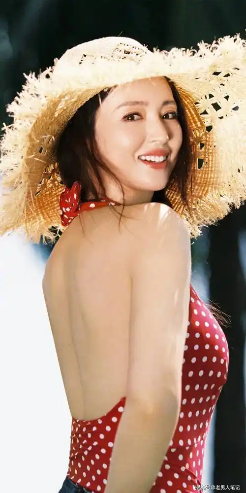 董璇,波点露背装户外写真壁纸,成熟柔美甜笑可人_演艺圈_表演_经历