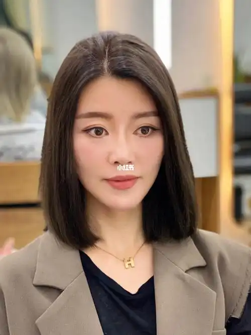 中短发一刀切减龄发型