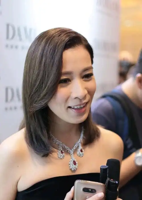 45岁佘诗曼太会穿啦!