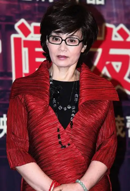 潘虹哪像奔七的样穿红色皱褶装配百褶裙气色被点亮太娇艳了