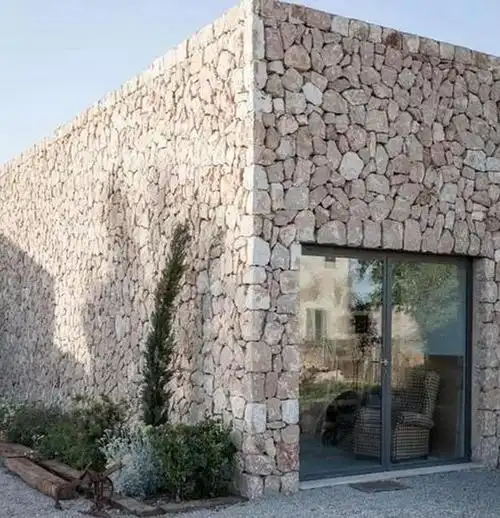 石头相互堆积产生肌理的效果,再运用线条,色彩和光影等手段,使石墙既