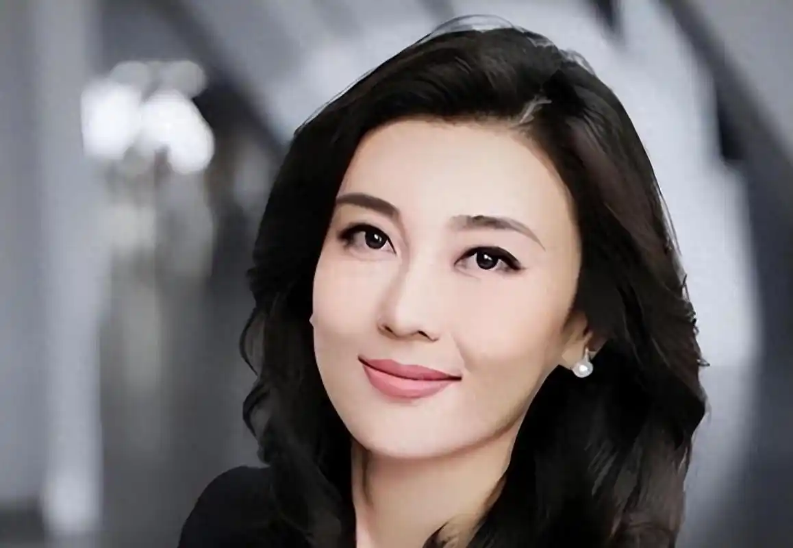 从洗碗工逆袭成央视名片 央视《海峡两岸》的主持人李红,通过自己的