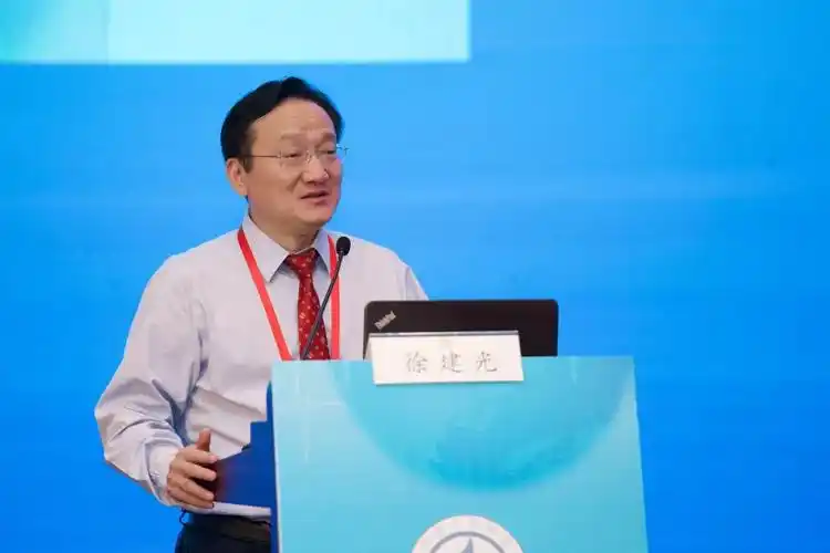 中华医学会副会长,上海中医药大学校长   徐建光