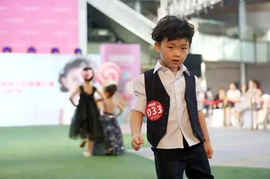 潮童星登陆上海被赞"可爱爆表" 百位萌娃力争未来超模