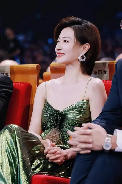 万茜有种不在意镜头的美