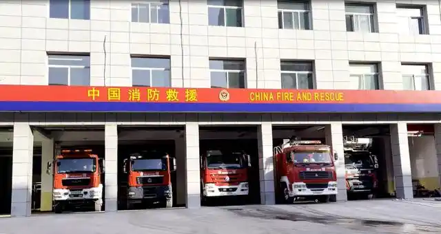 拓印峥嵘岁月走进离石消防队史馆