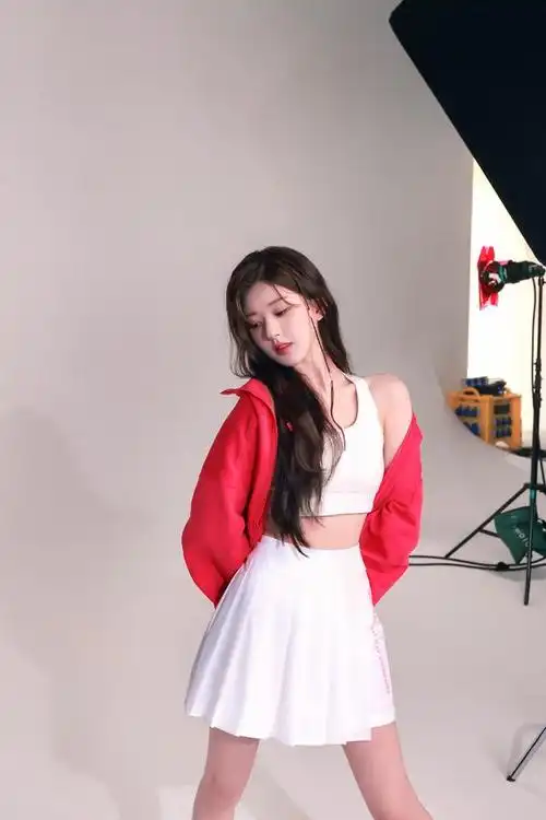 赵露思镜头前美照连连 百褶裙甜美可爱 运动装活力四溢 让人心动