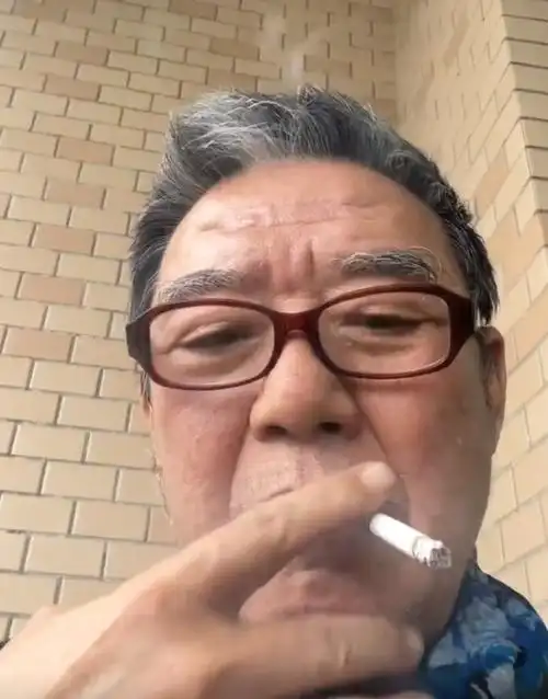 李立群祝自己70岁生日快乐,大口抽烟满脸享受,香烟管够说话有劲