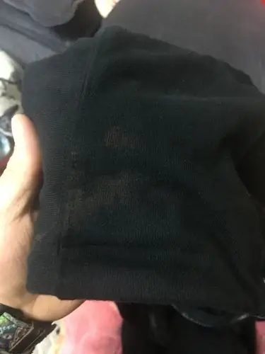 新买的衣服,洗衣服的时候不小心沾到了84消毒液,结果二处掉色变红了