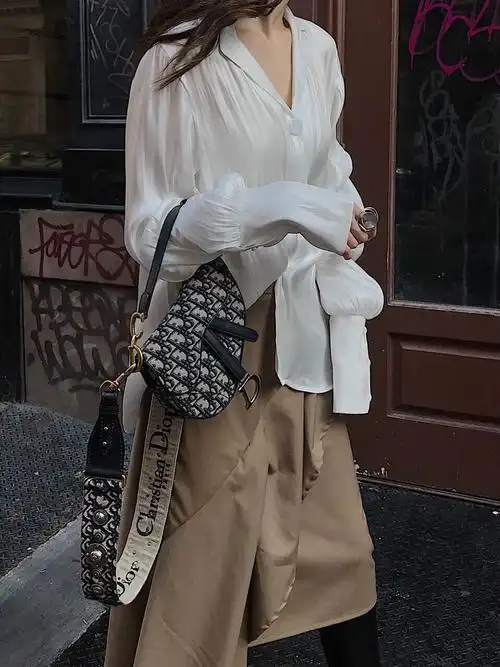 日常穿搭新宠dior马鞍包搭配经典老花宽肩带