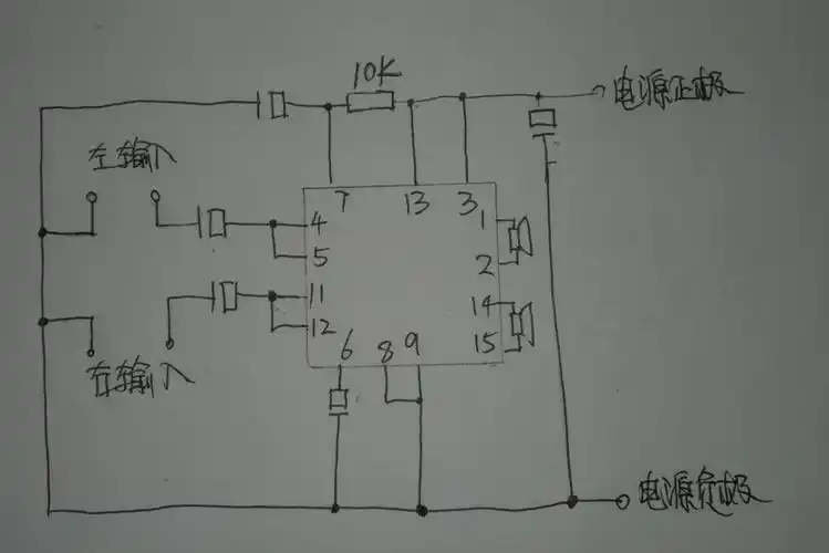 一个最简单的功放电路中,用一个12v电瓶,一个滤波电容,两个电阻,一个