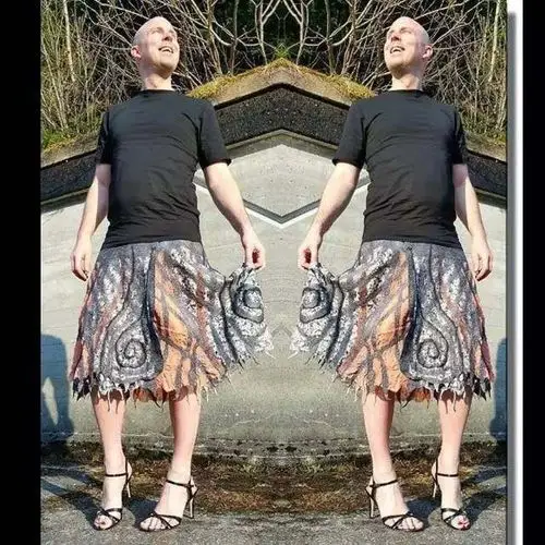 这两年男装潮牌秀场都出现了男士高跟鞋的元素,别有一番风味.