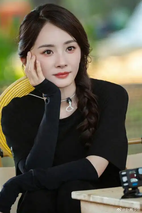 杨幂侧编麻花辫