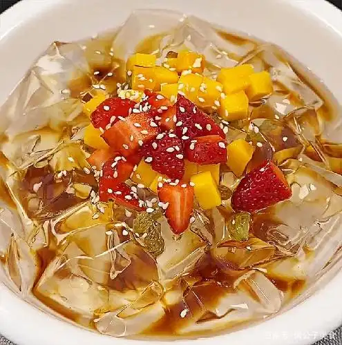 食材准备:白凉粉40克,饮用水1000克,冰糖,葡萄干,红糖水,白芝麻,香菜