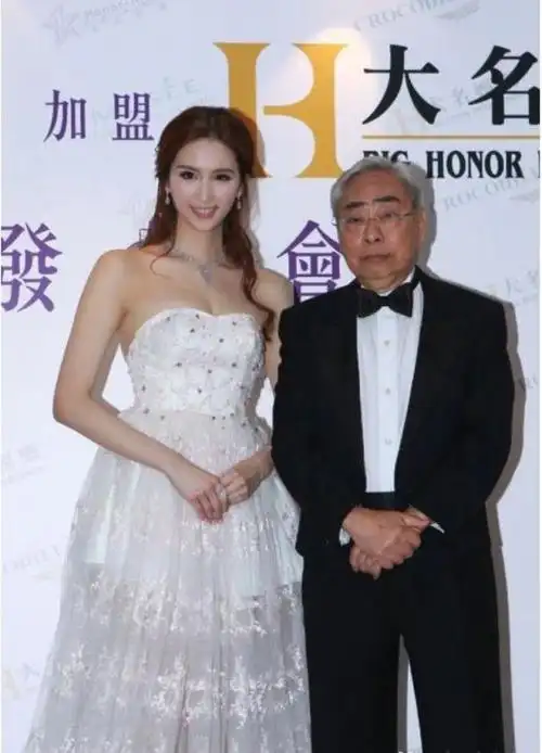 2016年,林建名与何傲儿举行上契仪式,两人对外公布是"父女关系"