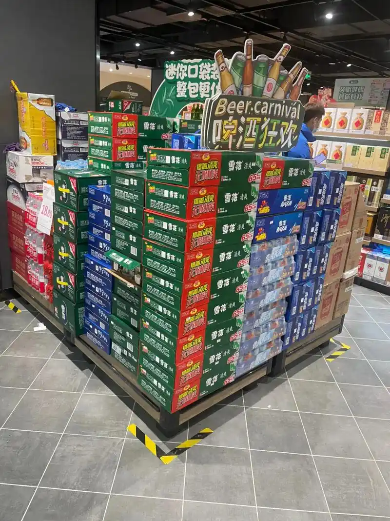 堆头搞起来  有过年类氛围了#雪花啤酒 - 抖音