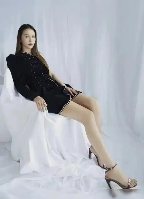 谭维维身穿黑色连衣裙秀出美腿显得性感至极