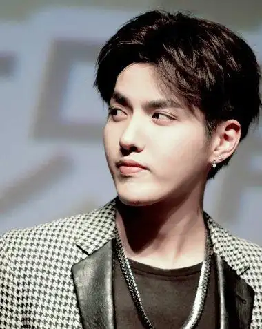 复古男生中分发型 男生前面中分发型