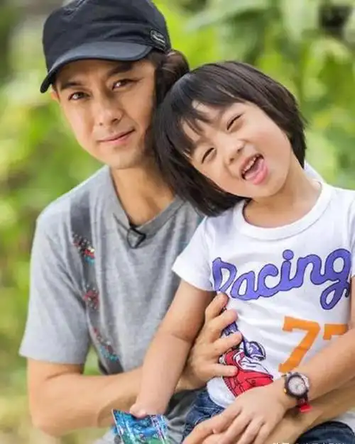 12岁kimi身高快超林志颖!爸爸萌娃变身:石头超180,王诗龄壮硕