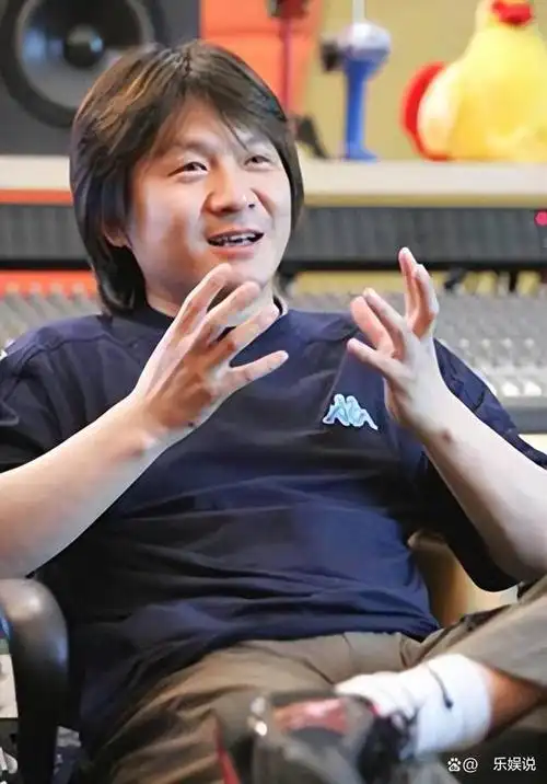 栾树是黑豹乐队的主唱兼键盘手,集作曲,编曲,制作,表演于一体.