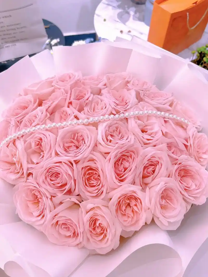 粉荔枝玫瑰花束