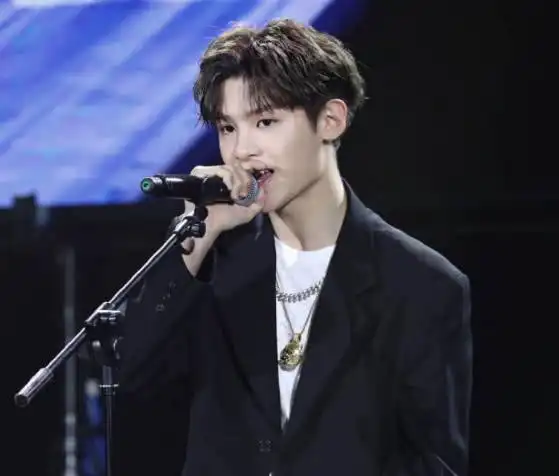 黄明昊这纹身不要太性感啊,这身材也太好了,网友;舔屏