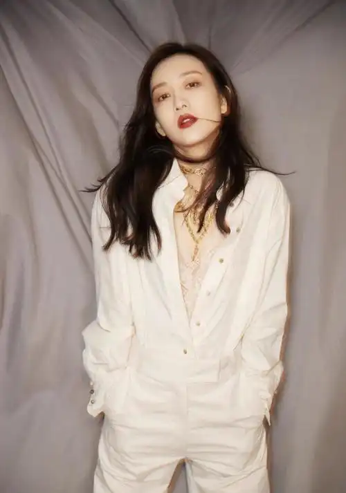 工装风搭配女明星们偶尔还会尝试一些帅气的穿搭风格,比如工装裤也是