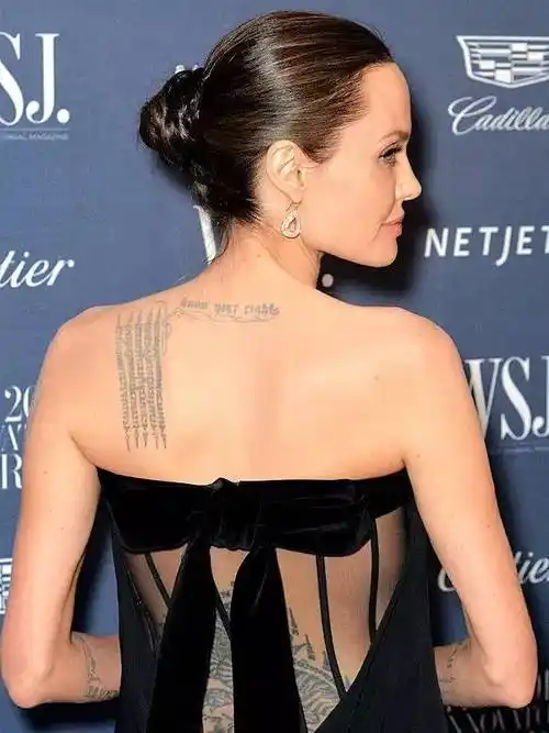 安吉丽娜茱莉背后的五条经文, 将刺符带进了大众视野. ▼