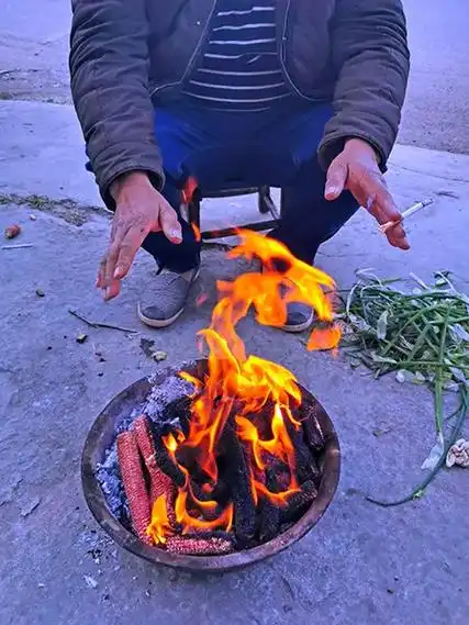 烤火取暖在室外,估计在全国范围内,只有在云南的一些少数民族地 - 抖